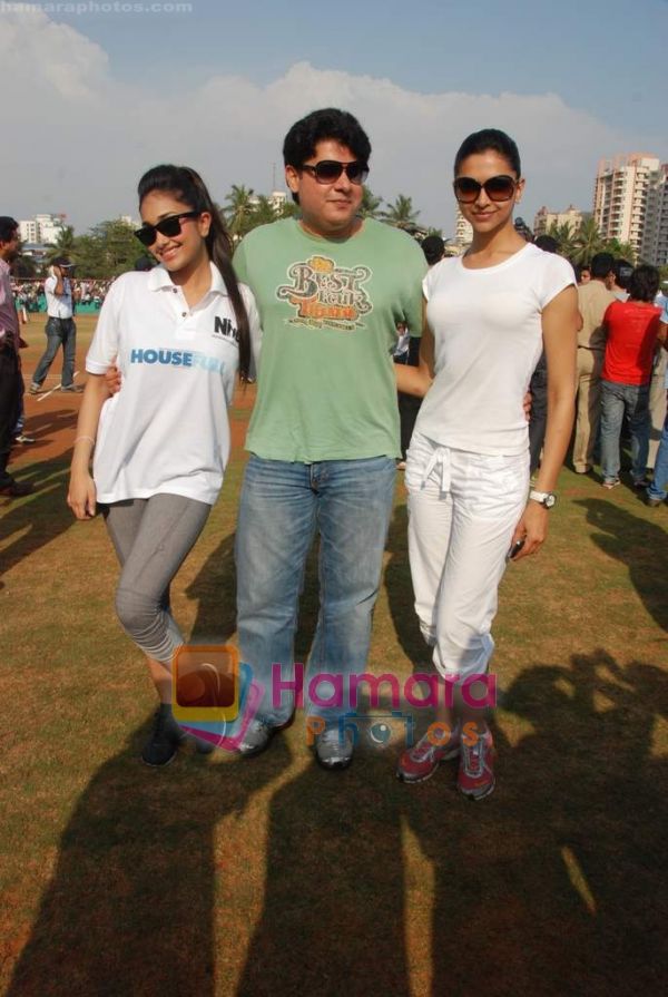 Deepika Padukone, Sajid Khan, Jiah Khan at Housefull cricket match in Goregaon on 1st May 2010 (4)